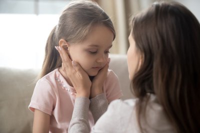  Nuo pat mažų dienų psichologai ir psichoterapeutai rekomenduoja kuo mažiau vaiką kritikuoti, susilaikyti nuo nebūtinų neigiamų pastabų. 