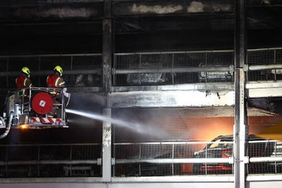 Dėl didelio gaisro Londono Lutono oro uoste sustabdyti visi skrydžiai