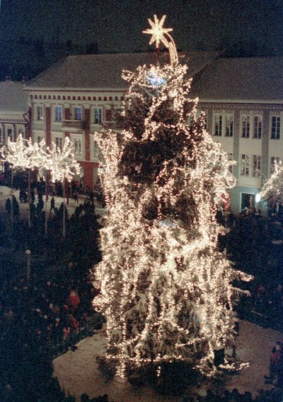 Vilnius, 1998 m. Gruodžio 13 d. (ELTA). Rotušės aikštėje sušvito didžioji sostinės Kalėdų eglė. Gedimino Žilinsko (ELTA) nuotr.