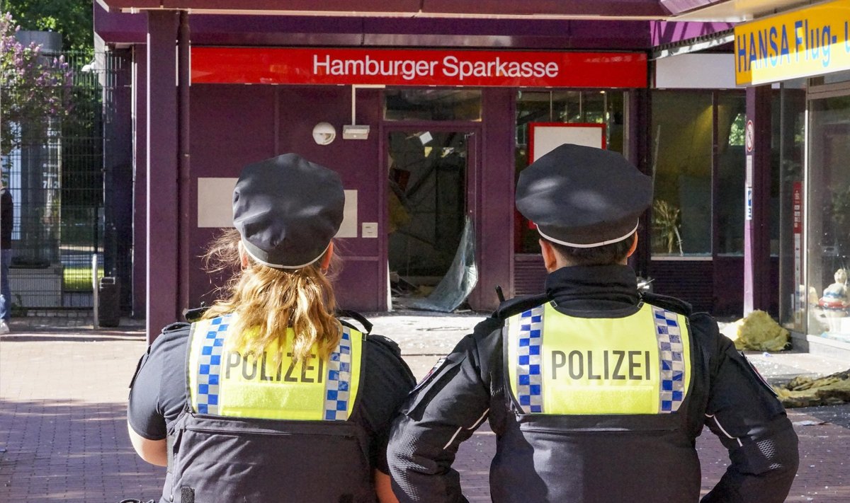 Policininkai apžiūri bankomato sprogdinimo vietą (Hamburgas, Vokietija)