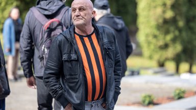 Gegužės 9–ąją Antakalnio kapinėse ir vėl neramu: gėlės, dainos, ašaros ir dalijami prezervatyvai