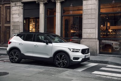 "Volvo XC40"