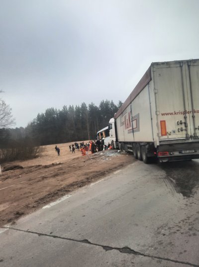 Susidūrė vilkikas ir mokinius vežęs autobusas