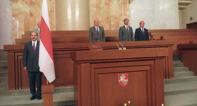 A. Lukašenkos inauguracija 1994 m. su baltai-raudonai-balta vėliava ir Vyčiu.