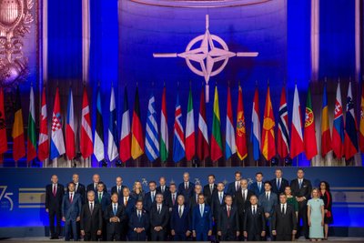 NATO lyderiai pažadėjo skirti Ukrainai mažiausiai 40 mlrd. eurų vertės karinę pagalbą