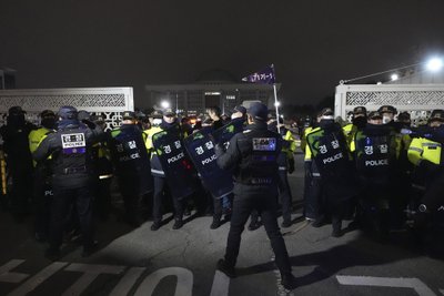 Policijos pareigūnai prie Nacionalinės Asamblėjos Seule, Pietų Korėjoje