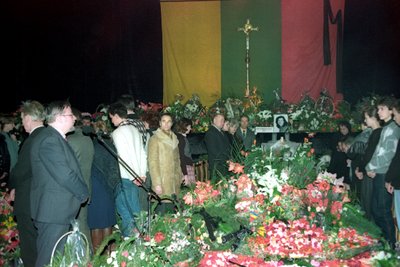 Vilnius, 1991 m. sausio 15 d. (ELTA). Kalba Vytautas Landsbergis. Atsisveikinimas su žuvusiaisiais sausio 13-ąją Vilniaus sporto rūmuose. Po tragiškų 1991 m.  sausio 13-osios nakties įvykių.