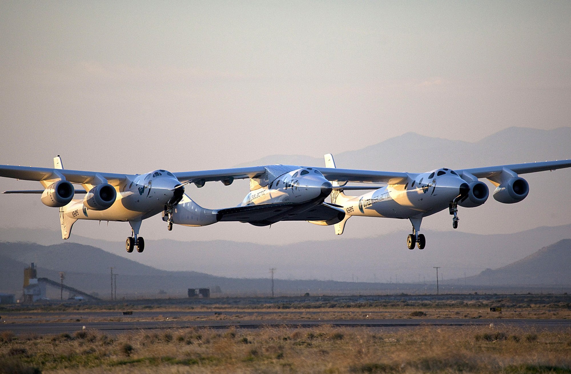 „Virgin Galactic“ kosminio turizmo erdvėlaivis pakilo iki kosmoso ribos ...