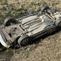 Kauno rajone apvirto automobilis, medikai į ligoninę išvežė moterį ir vaiką 