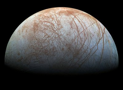 Jupiterio palydovas Europa turi ne tik vandens, bet ir anglies dioksido bei druskos. NASA/JPL nuotr.