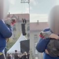 Žemės dienos koncerte – išskirtinis reginys: moteris su savimi atsinešė paukštį