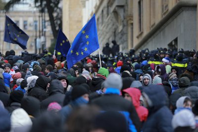 Sakartvele renkant naują prezidentą, prie parlamento susirinko protestuotojai