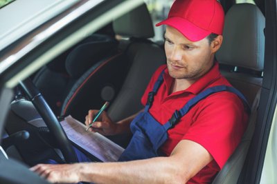 Techninė automobilių priežiūra Rusijoje žengia žingsnį atgal: nutraukus priėjimą prie techninio aptarnavimo duomenų bazių tenka grįžti prie popierinių knygelių