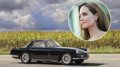 Liūdna Angelinos Jolie „Ferrari“ paslaptis paaiškėjo jam patekus į aukcioną: kas nutiko milijonus kainuojančiam legendiniam automobiliui?