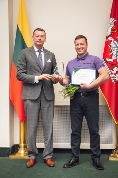  Lietuvos pramonininkų konfederacijos prezidentas Vidmantas Janulevičius (kairėje) ir konkurso nugalėtojos nominacijoje „Metų darbdavys 2022“ UAB „VP Service“ Kauno terminalo siuntų rūšiavimo vadovas, profesijos meistras Rokas Zaliauskas.