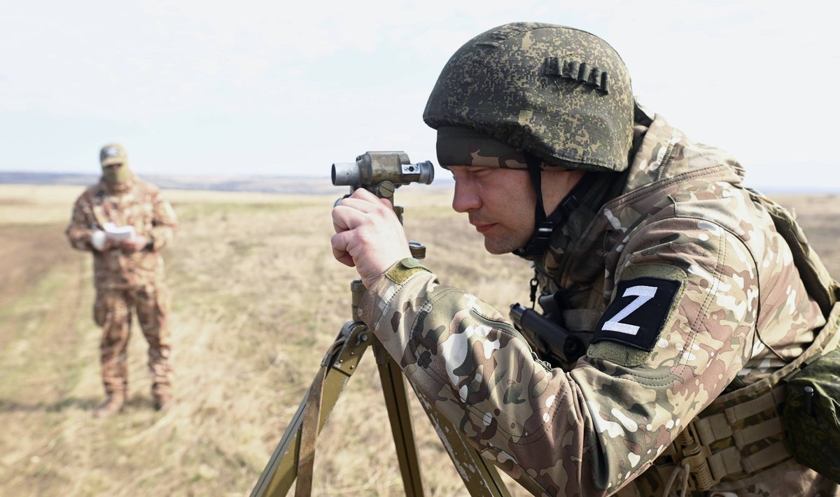 Rusai piešia naikintuvus ant aviacijos bazių betono