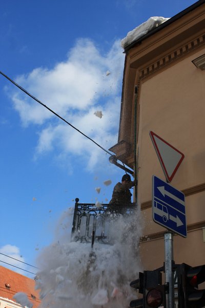 Ant stogų pakibęs sniegas gali sukelti grėsmingų situacijų.