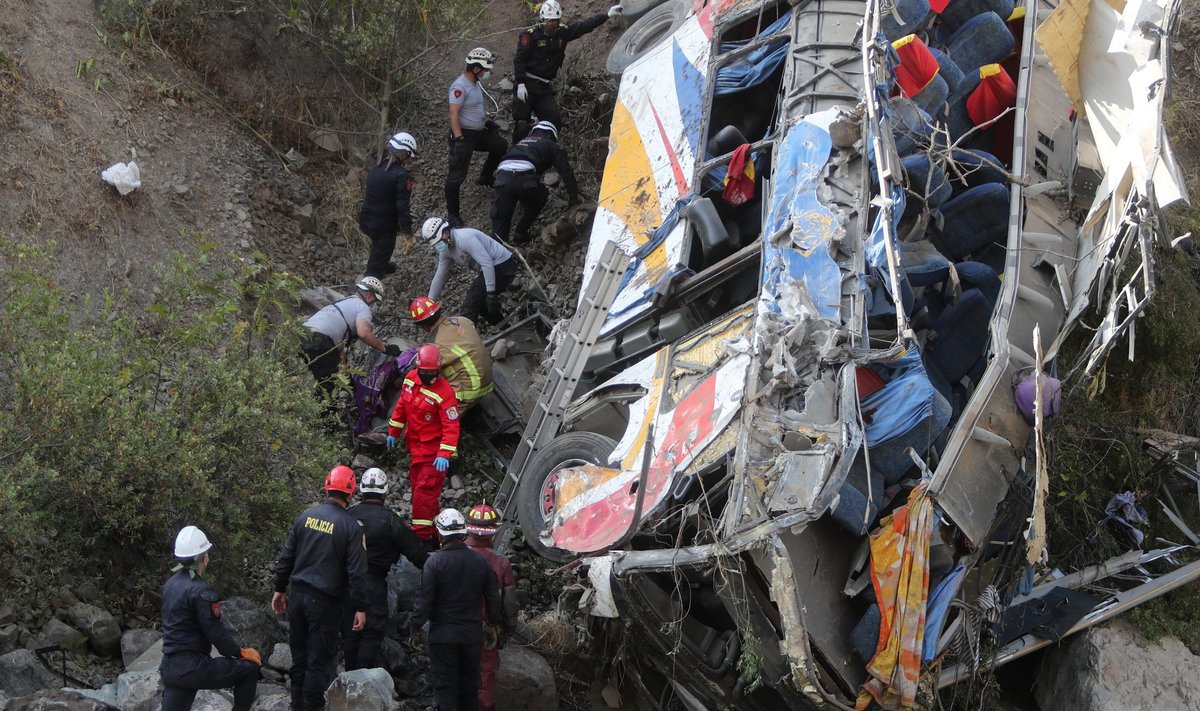 Peru į tarpeklį nukrito autobusas, dešimtys žuvusiųjų