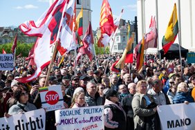 Priekaištai naujai valdžiai jau liejasi: išrinkome tą patį, tik kitoje saujoje