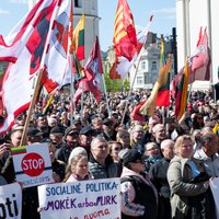 Priekaištai naujai valdžiai jau liejasi: išrinkome tą patį, tik kitoje saujoje