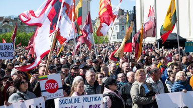 Priekaištai naujai valdžiai jau liejasi: išrinkome tą patį, tik kitoje saujoje
