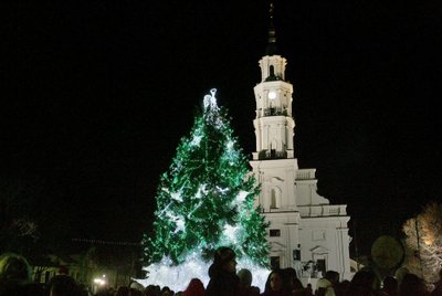 2010 m. lapkričio 28 d. Kauno Rotušės aikštėje įžiebta Kalėdų eglė