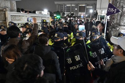 Pietų Korėjoje paskelbta nepaprastoji karo padėtis, policija susirėmė su protestuotojais