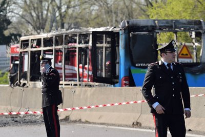 Vairuotojas 51 vaiką paėmė įkaitais, apipylė autobusą benzinu ir jį padegė