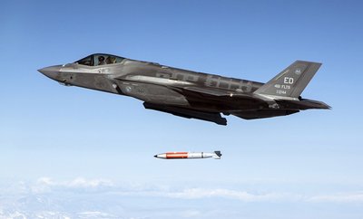 JAV naikintuvas F-35 ir bombos B-61 bandymas