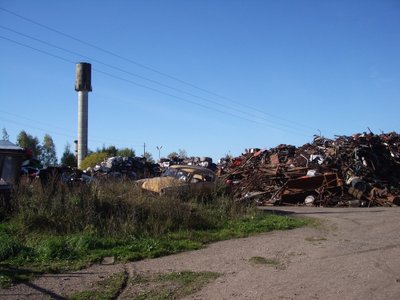  Teritorijoje veikia metalo laužo, automobilių dalių saugojimo aikštelė. Metalo laužas užterštas naftos produktais (Kauno apsk.) / Lietuvos geologijos tarnybos nuotr.