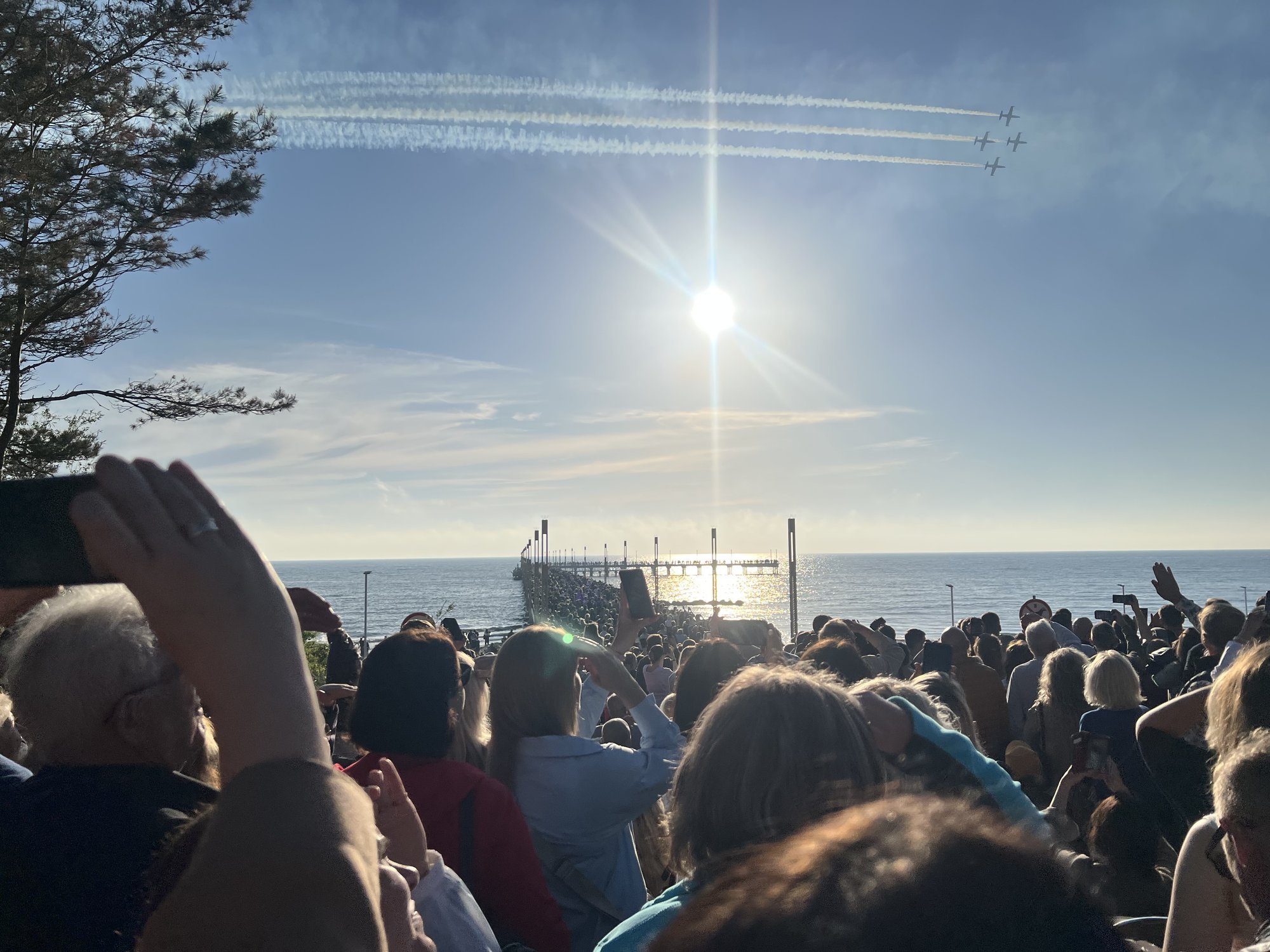 Thousands Flock to Palanga Bridge for Dazzling Air Show at Summer Opening Festival