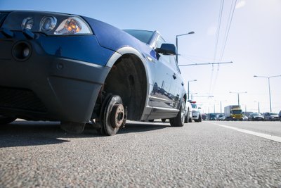 Vilniuje atitrūko BMW ratas