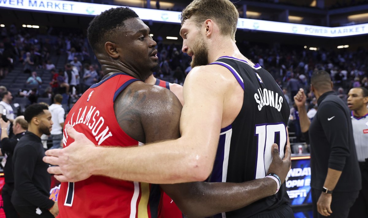 "Pelicans" puolėjas Zionas Williamsonas ir "Kings" vidurio puolėjas Domantas Sabonis po balandžio 11 d. dvikovos Sakramente