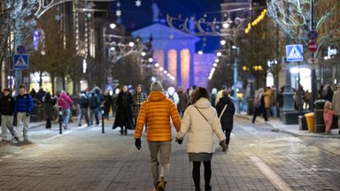 Prieš šventes – daugiau pinigų: kodėl gruodį kai kurie gauna du atlyginimus