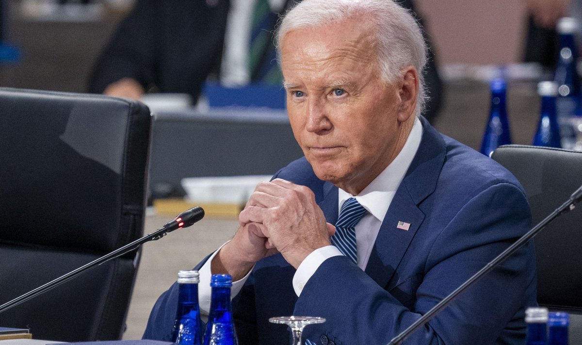 Bidenas: Rusija plečia ginklų gamybą, NATO turi neatsilikti