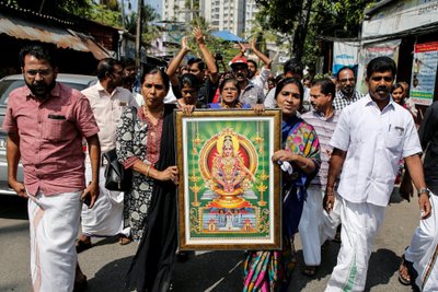 Protestuotojai prie Sabarimalos šventyklos po to, kai į ją įžengė dvi moterys