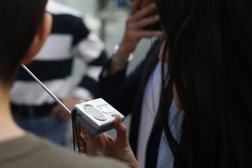 Po masinio elektros dingimo – pamoka ispanams: reikia žvakių, grynųjų ir radijo imtuvų