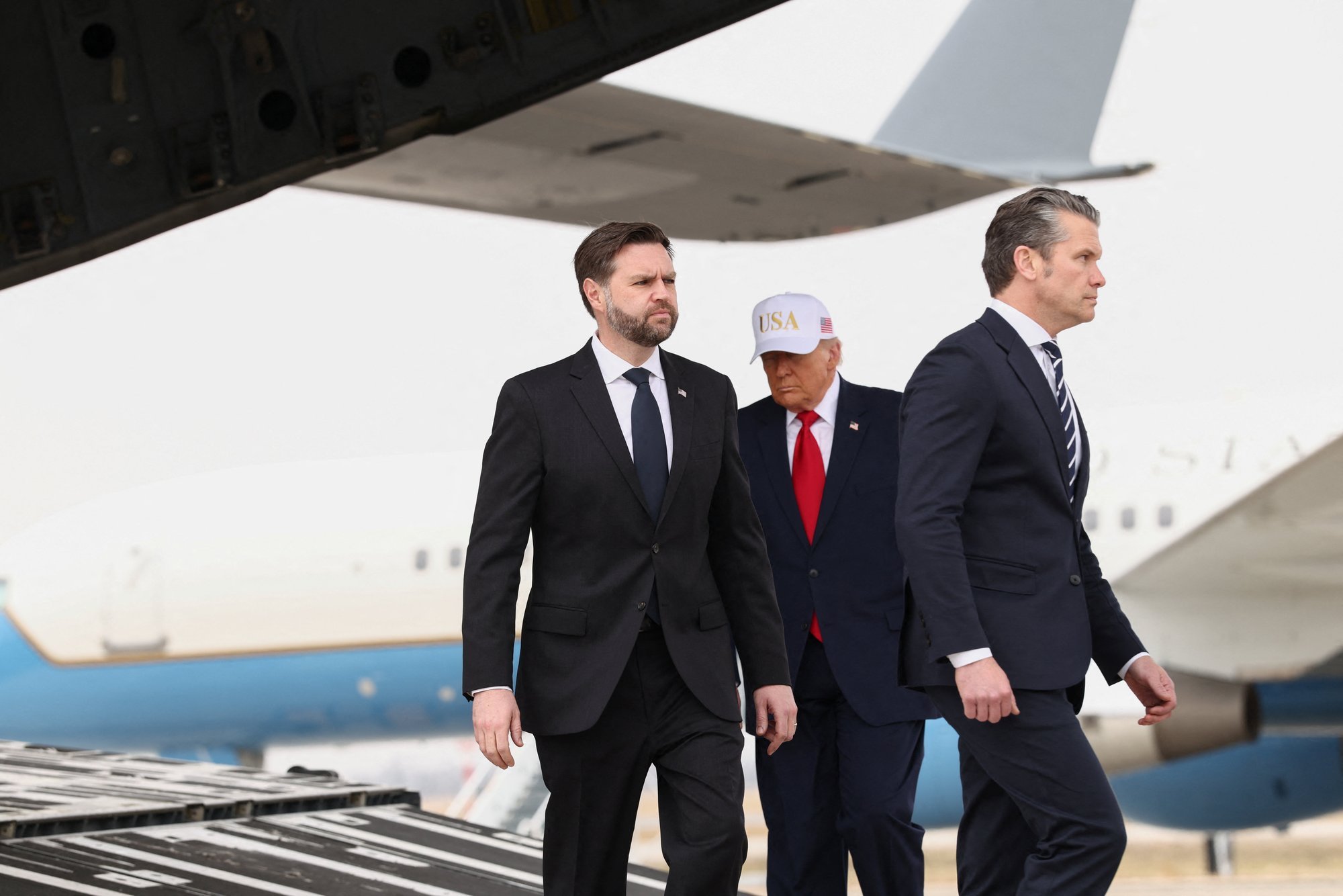 Trumpas neklauso Vance'o nuomonės dėl karų - Delfi