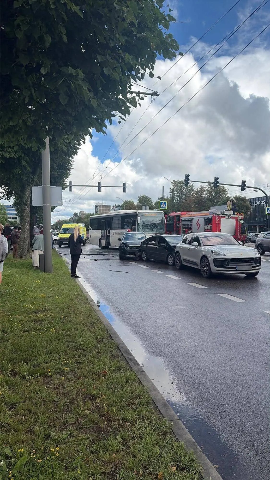 Mass accident in Kaunas traps one person; emergency services respond