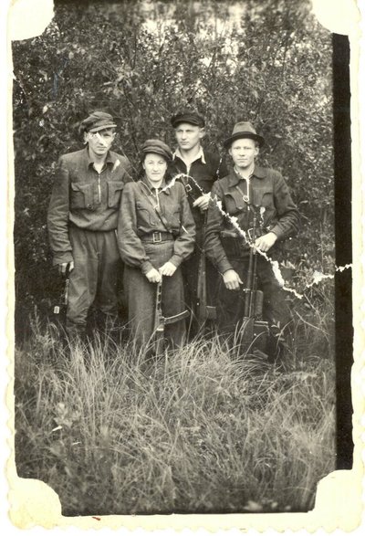 Vyčio apygardos Briedžio rinktinės partizanai Antanas Burkauskas-Brakonierius (kairėje), Jadvyga Žardinskaitė-Daktaras Dolitlis, panevėžietis Bronislovas Juospaitis-Direktorius ir Viktoras Mažeika-Vanagas.