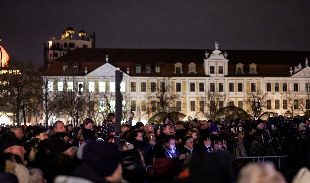 AfD generalinis sekretorius Janas Wenzelis Schmidtas, kuris taip pat sakė kalbą, pavadino išpuolį „monstriška politine nesėkme“