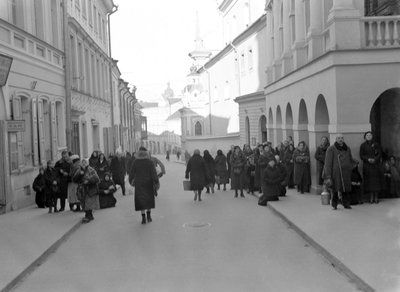 Kairėje Aušros Vartų g. 21 namas, prie kurio vartų 1943 m. buvo nužudyta Danuta Wyleżyńska (knygoje Dorota Deležynska), 1934 m. W. van de Poll, NA.