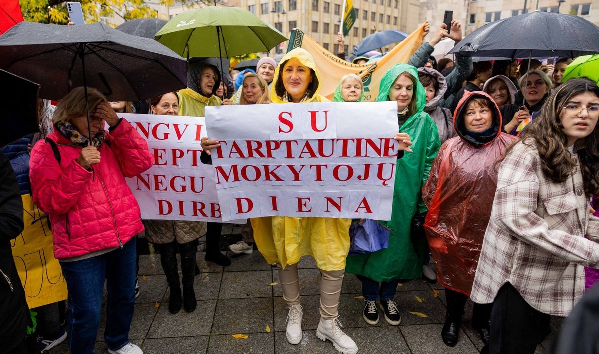 Streikuojantys mokytojai atžygiavo į Vinco Kudirkos aikštę Vilniuje