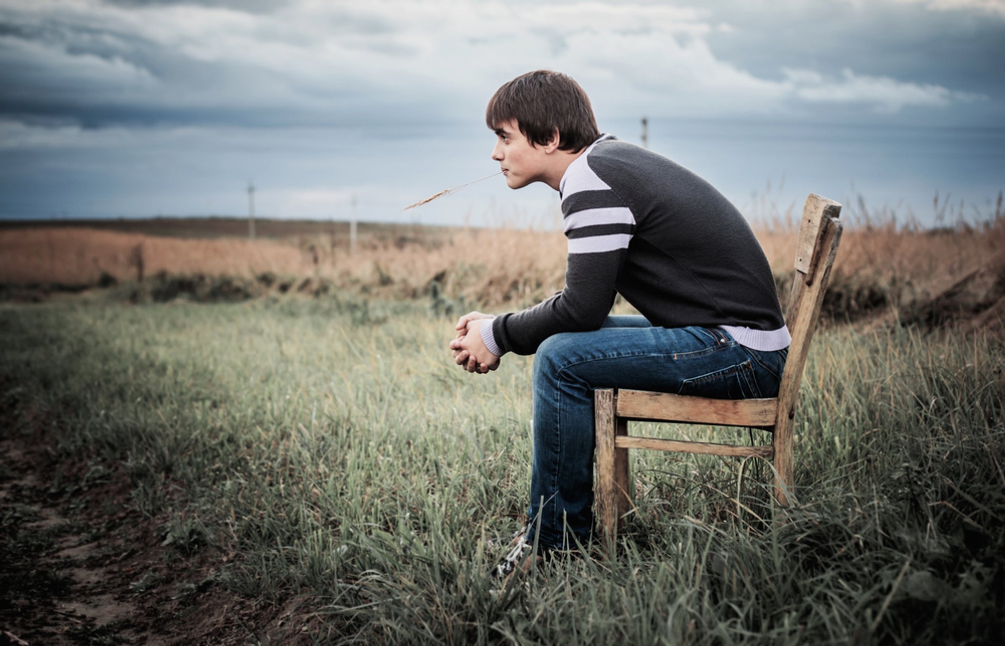 Обнимаются на скамейке. Парень на скамейке. Влюбленная пара на скамейке. Пара на скамейке в парке. Сидят друг напротив друга.