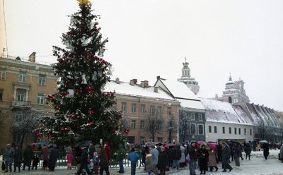 Vilnius, 1993 m. gruodžio 25 d. (ELTA). Kalėdų šventė – Vilniaus Rotušės aikštėje.  Vladimiro Gulevičiaus (ELTA) nuotr.