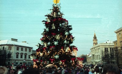 Vilnius, 1992 m. gruodžio 26 d. (ELTA). Kalėdų eglė – Vilniaus Rotušės aikštėje. Vladimiro Gulevičiaus (ELTA) nuotr.