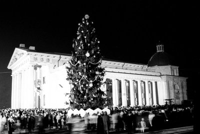 Vilnius, 1990 m. gruodžio 27 d. (ELTA). Kalėdų eglė – Vilniaus Katedros aikštėje. Vladimiro Gulevičiaus (ELTA) nuotr.