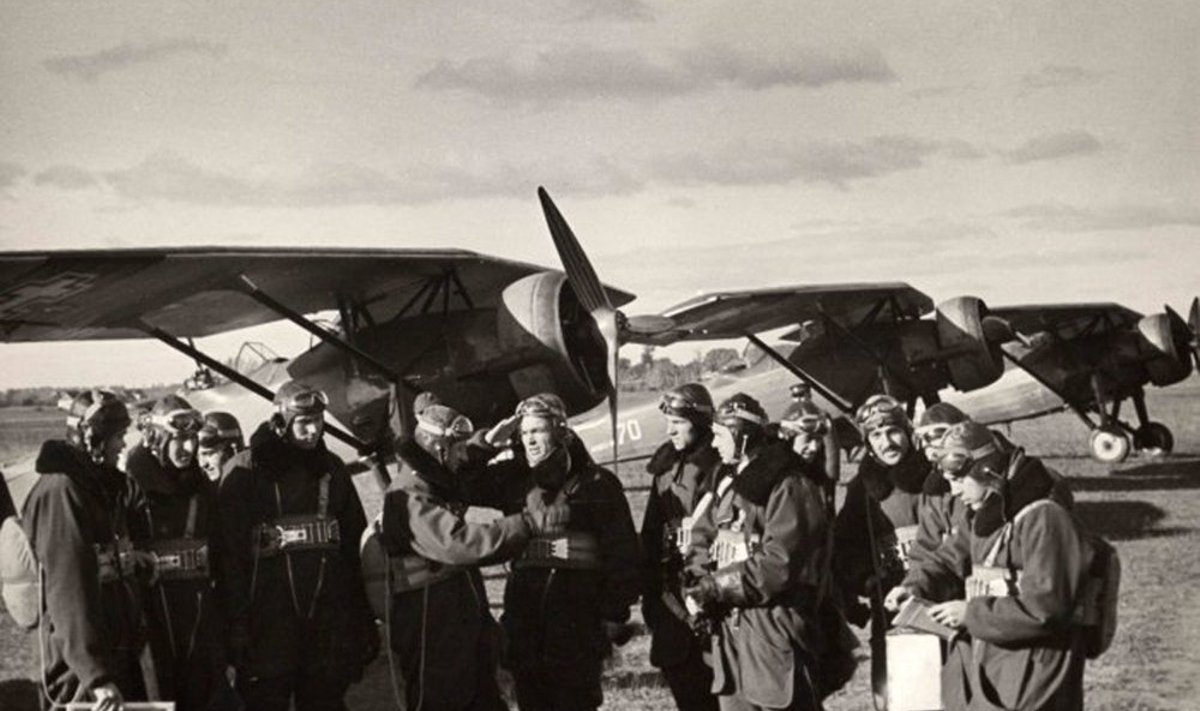 Karo lakūnai prie ANBO lėktuvų Linksmadvario aerodrome 1938 m.