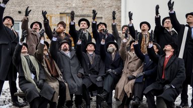 Istorinės atminties maršrutu Saulės mieste keliauti kviečia įtraukus performansas „Signatarai eina fotografuotis“