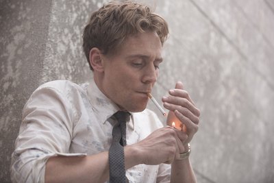 Tom Hiddlestone filme "Aukšta klasė"